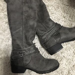 Like new grey boots
